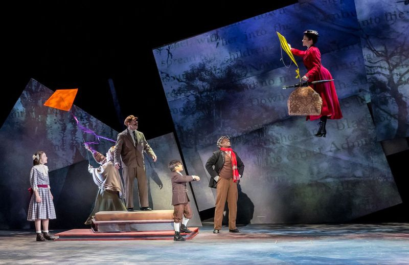 Nicole Scimeca (från vänster), Matt Crowle, Hunter Dimailig, James T Lane och Emilie Lynn som titelkaraktären i Mary Poppins på Drury Lane Theatre. Brett Beiner fotografi