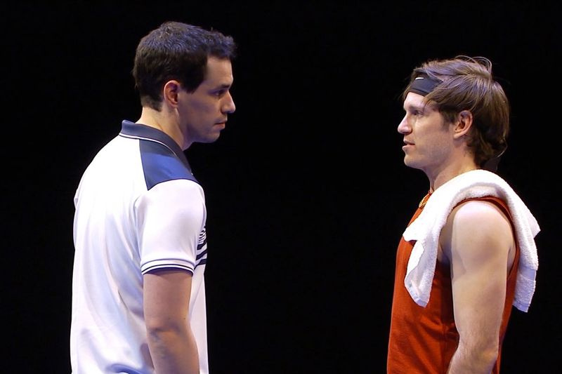 Ryan Hallahan (links) und Christopher Sheard spielen als Tennisrivalen in der Produktion von „The Last Match“ des Writers Theatre.