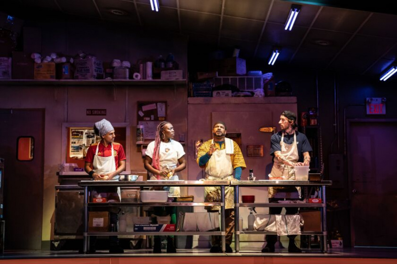   Reza Salazar (fra venstre) som Rafael, Nedra Snipes som Letitia, Kevin Kenerly som Montrellous og Garrett Young som Jason i Goodman Theatre-produksjonen av 'Clyde's.' 