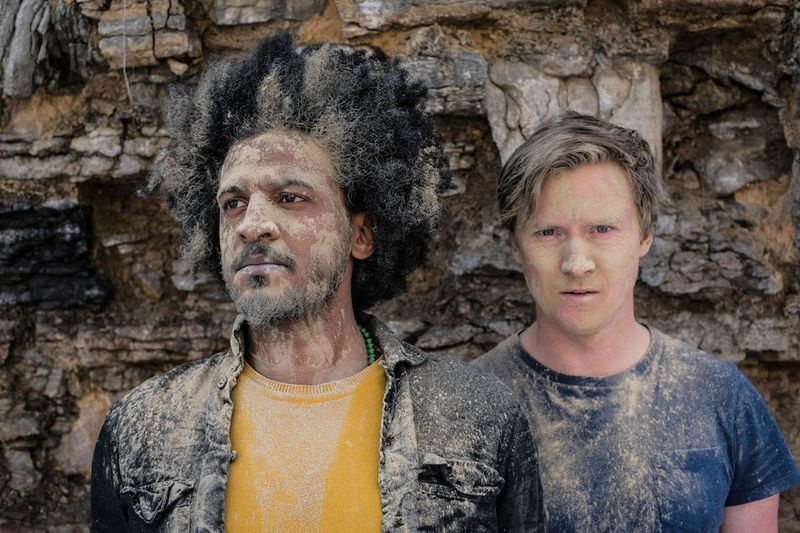 Ahmed Moneka (links) schittert als Gilgamesh en Jesse LaVercombe portretteert Enkidu in Gilgamesh en Enkidu, onderdeel van het Pivot Arts Festival.