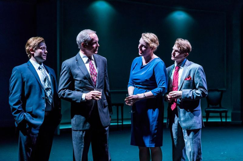 Los noruegos - Jan Egeland (Bernard Balbot, desde la izquierda), JohanJørgen Holst (David Parkes), Mona Juul (Bri Sudia) y Terje Rød-Larsen (ScottParkinson) - elaboran estrategias para mantener en secreto las negociaciones que están ayudando a facilitar en Oslo.