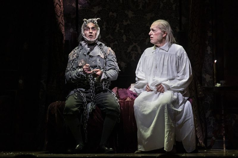 Kareem Bandealy (vasakul Jacob Marley rollis) ja Larry Yando (Ebenezer Scrooge) mängivad Henry Wishcamperi lavastatud filmis A Christmas Carol, mille lavastas Goodmani teatris.