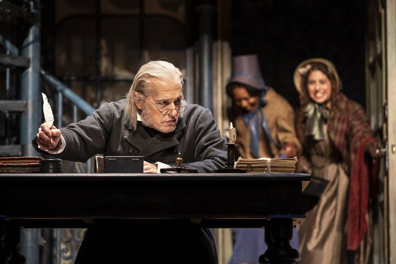 Larry Yando (Ebenezer Scrooge), Penelope Walker (proua Fezziwig/pr. Crumb) ja Susaan Jamshidi (proua Cratchit/Ortle) Goodmani teatri 42. aastalavastuse Jõululaul stseenis.