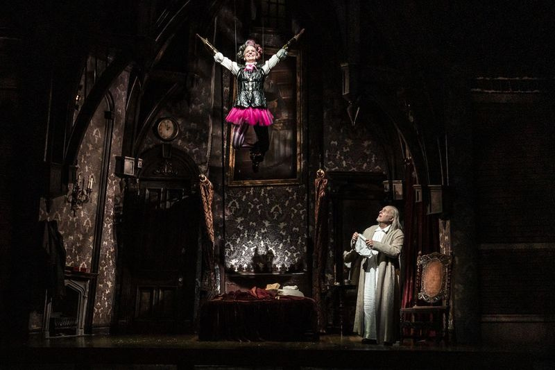 The Ghost of Christmas Past (Molly Brennan) külastab Ebenezer Scrooge