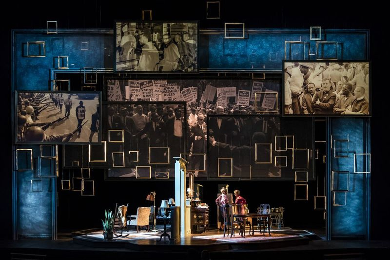 Das Set (entworfen von Linda Buchanan) mit Ella Joyce (Bessie Delany) und Marie Thomas (Sadie Delany) von Chuck Smiths großer Wiederaufnahme von Emily Manns „Having Our Say: The Delany Sisters’ First 100 Years at the Goodman Theatre“. | Liz Lauren