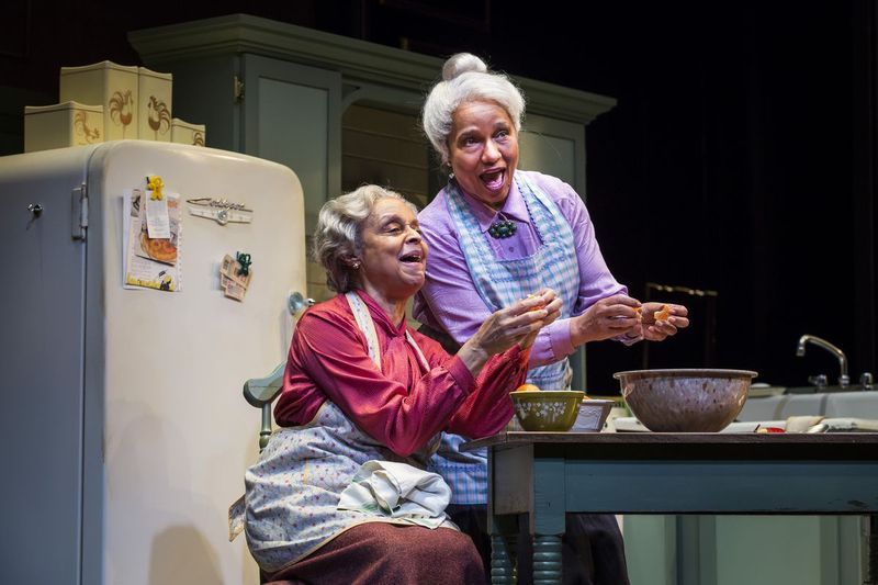 Marie Thomas (links, als Sadie Delany) und Ella Joyce (Bessie Delany) diskutieren die Themen des Tages in dieser Szene aus 