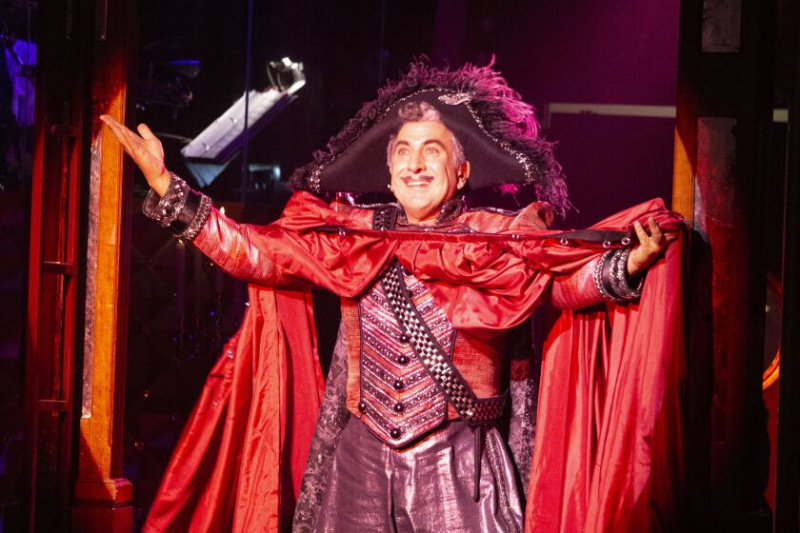   Frank Ferrante como o palhaço Forte, dá as boas-vindas a todos para uma noite de música, acrobacias e jantares no “Cabaret ZaZou apresenta Luminaire.” 