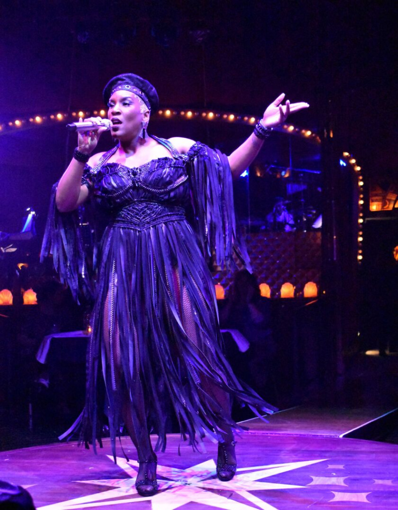   Liv Warfield, que junto com James Harkness, fornece vocais poderosos durante toda a noite no “Cabaret ZaZou apresenta Luminaire”.