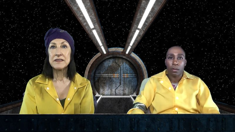 Julie Proudfoot (links) und Shariba Rivers spielen als zwei intergalaktische Müllsammler auf einer mysteriösen Mission in der virtuellen Weltpremiere von Goods des Artemesia Theatre.