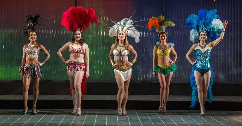 Trajes de desfile da produção de estreia mundial do Goodman Theatre de Another Word for Beauty em 2016. | Liz Lauren