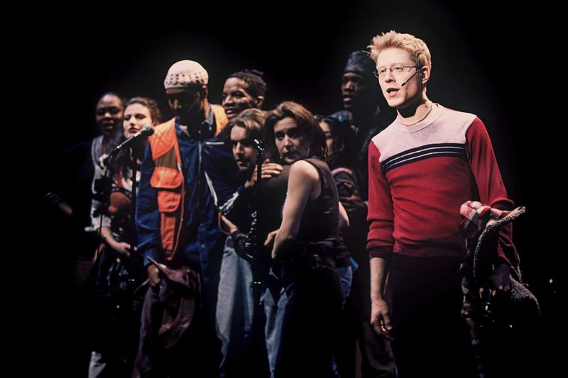 Anthony Rapp (höger) och skådespelarna dyker upp under en föreställning av 1996 års musikal Rent i New York.