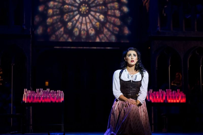 Anna Marie Abbate vaidina Esmeraldą Muzikos teatro kūrinių pastatyme „Kuprotas Dievo Motinos katedroje“.
