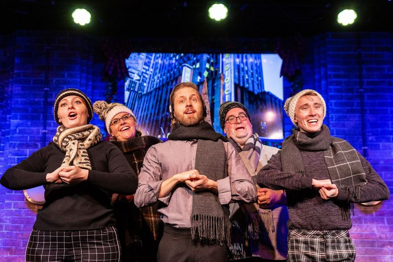 Shelby Plummer (prima fila, da sinistra), Henrik Blix, George Elrod e (seconda fila) Jess DeBacco e Rob Grabowski in Deck the Hallmark: A Greeting Card Channel Original at Second City.