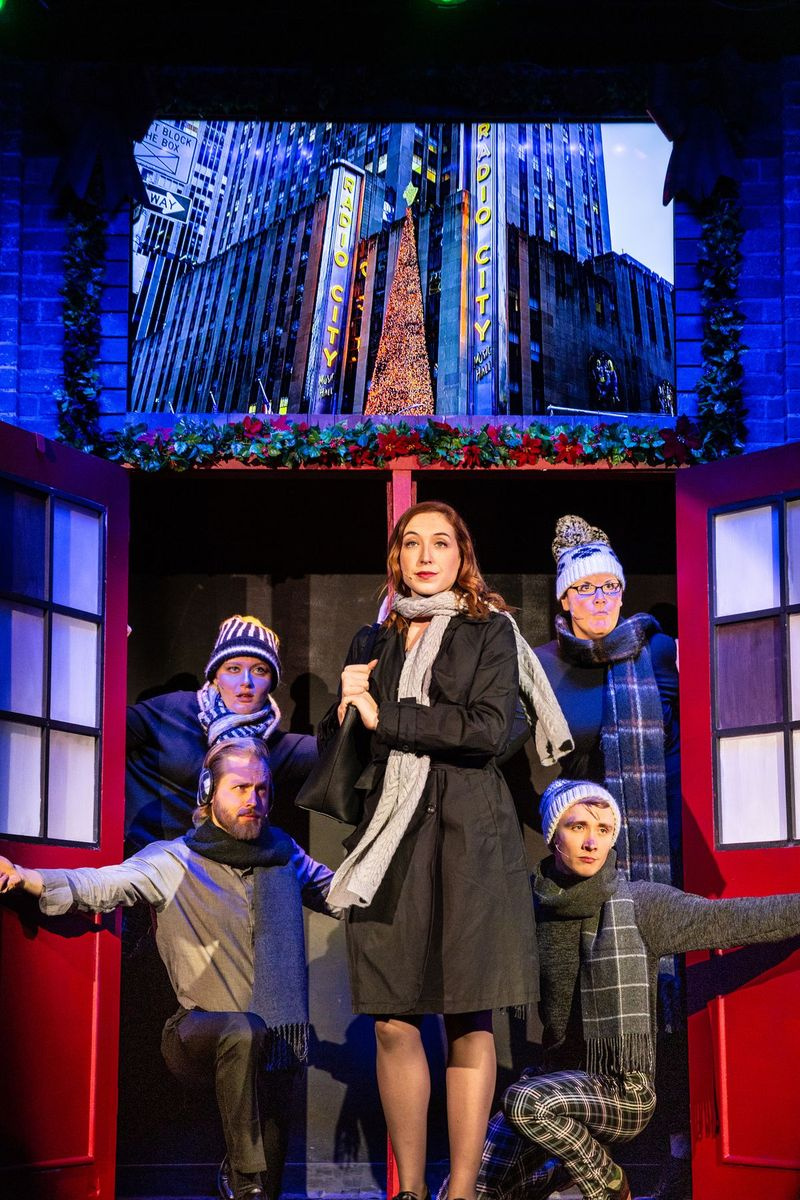 Henrik Blix, Rob Grabowski, George Elrod, Bri Fitzpatrick, Jess DeBacco e Shelby Plummer in una scena della rivista natalizia di Second City, Deck the Hallmark: A Greeting Card Channel Original.