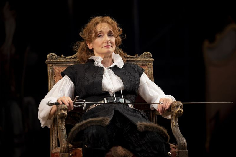 Terri McMahon spiller hovedrollen som den brennende scenelegenden Sarah Bernhardt i Bernhardt/Hamlet på Goodman Theatre.