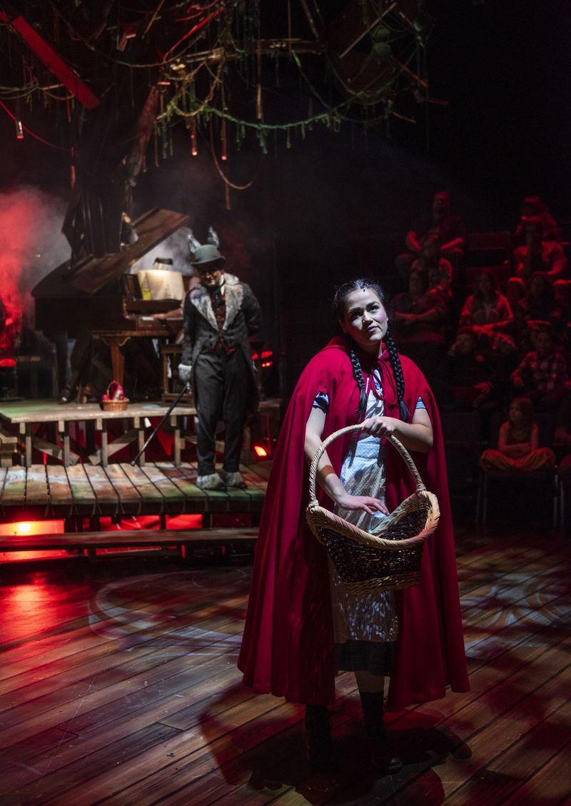 Lucy Godínez mängib Punamütsikese rollis koos Matt Edmondsiga (taustal, Hundi rollis) filmis Into the Woods at Writers Theatre.