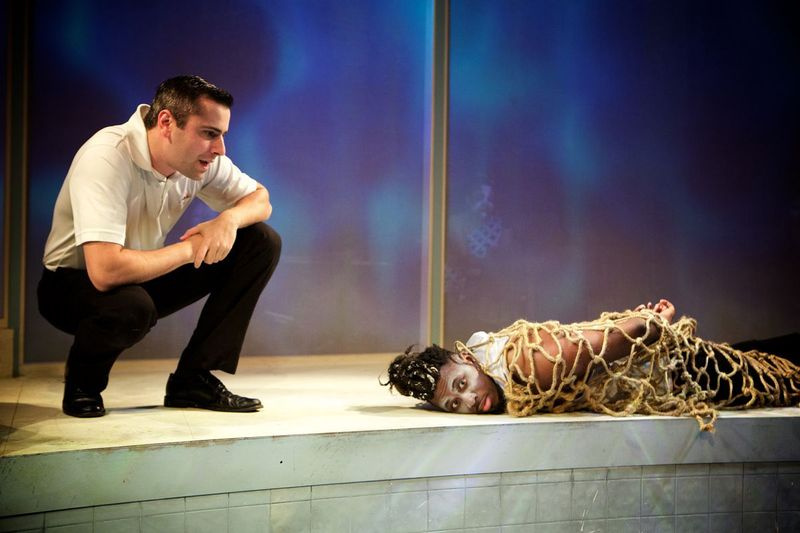 Matt Fletcher (till vänster) och Gregory Geffrard spelar huvudrollerna i Sideshow Theatres världspremiär av Tilikum. | Jonathan L. Green