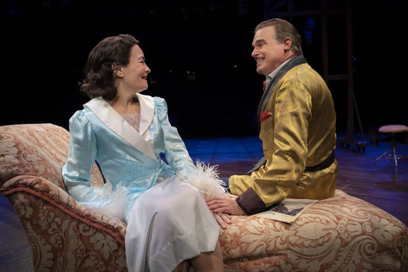 Lilli (Susan Moniz) y Fred (Larry Adams) se encuentran irresistibles en el escenario y detrás de escena del espectáculo dentro de un espectáculo que es Kiss Me Kate, que actualmente se presenta en el Marriott Theatre.