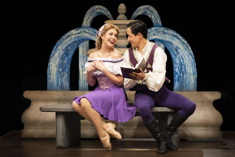Alexandra Palkovic y Daniel May forman parte del elenco de la producción de Kiss Me Kate en el Marriott Theatre.