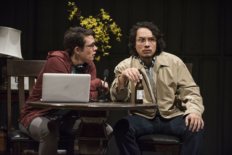 Ian Michael Minh (vľavo) a Matthew Ye hrajú vo Vietgone v divadle spisovateľov. | Fotografia Michaela Brosilowa