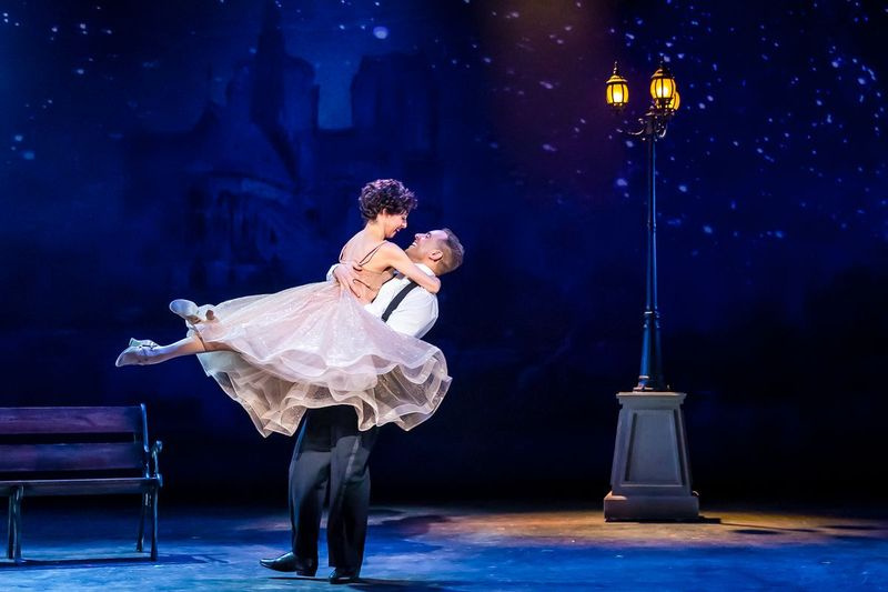 Leigh-Ann Esty i Josh Drake występują w filmie An American in Paris w Drury Lane Theatre.