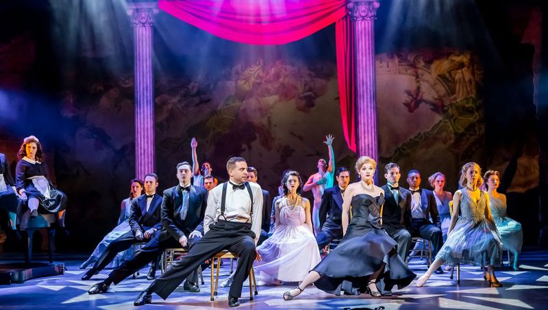 Josh Drake i Erica Evans (z przodu) z obsadą „Amerykanina w Paryżu” na Drury Lane Oakbrook. Fotografia Bretta Beinera