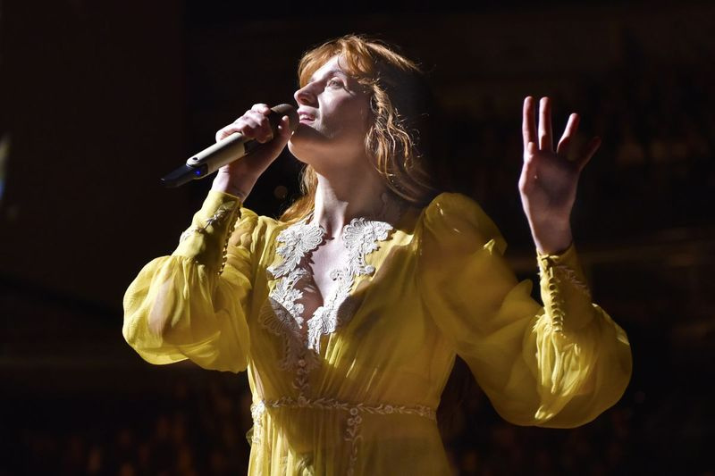 Florence Welch iš Florence + The Machine koncertuoja per High As Hope turą Čikagoje 2018 m.