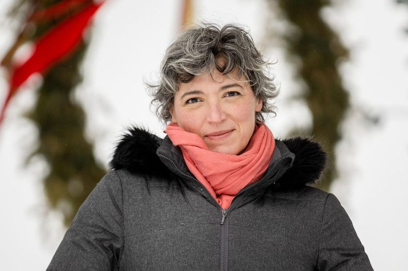 Skådespelerskan Elizabeth Laidlaw poserar för en bild på Welles Park i stadsdelen Ravenswood, onsdag morgon den 10 februari 2021. Laidlaw spelar huvudrollen i Before America Was America, som är en del av den digitala teaterupplevelsen Theatre for One: Here We Are.
