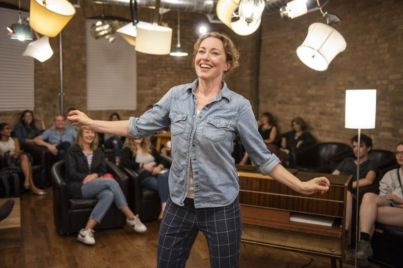 Rebecca Spence występuje w filmie Every Brilliant Thing w Windy City Playhouse.