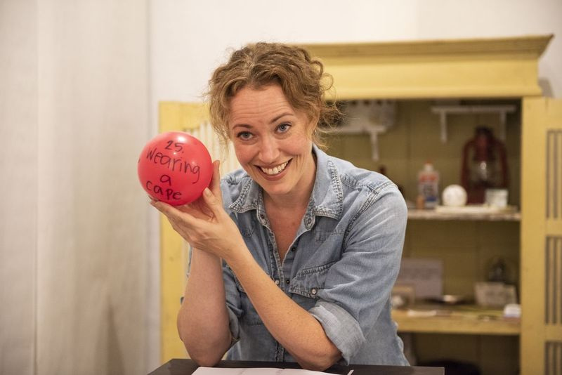 „Every Brilliant Thing” w Windy City Playhouse, w którym występuje Rebecca Spence, jest napędzany pomysłem sporządzenia listy wszystkich największych i najprostszych przyjemności życia – lista, którą jej twórca zaczyna jako katalog powodów, dla których warto żyć.