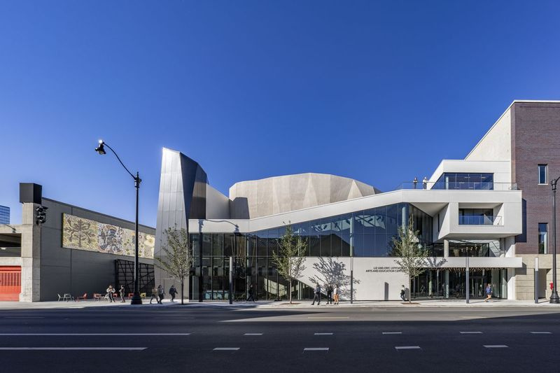 Das neue Liz and Eric Lefkofsky Arts and Education Center der Steppenwolf Theatre Company, das vom Architekten Gordon Gill FAIA von Adrian Smith + Gordon Gill Architecture entworfen wurde, wird am 11. November der Öffentlichkeit zugänglich gemacht.
