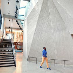 Zweistöckige Atrium-Lobby des neuen Theatergebäudes der Steppenwolf Theatre Company in der Halsted Street in Chicago am 25. Oktober 2021.