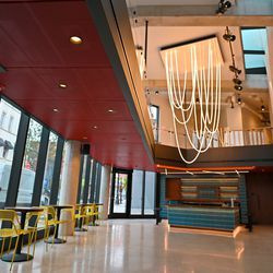 Zweistöckige Atrium-Lobby des neuen Theatergebäudes der Steppenwolf Theatre Company in der Halsted Street in Chicago am 25. Oktober 2021.