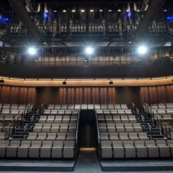 Der Laufsteg im neuen Round Theatre, das die Bühne in den Mittelpunkt eines Publikums mit 400 Sitzplätzen der Steppenwolf Theatre Company in 1650 N. Halsted St. in Chicago stellt, 25. Oktober 2021.