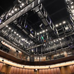 Der Laufsteg über dem neuen Round Theatre, das die Bühne in den Mittelpunkt eines Publikums mit 400 Sitzplätzen der Steppenwolf Theatre Company in 1650 N. Halsted St. in Chicago stellt, 25. Oktober 2021.