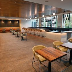 Ein Weinbarbereich der Steppenwolf Theatre Company in 1650 N. Halsted St. in Chicago, 25. Oktober 2021.