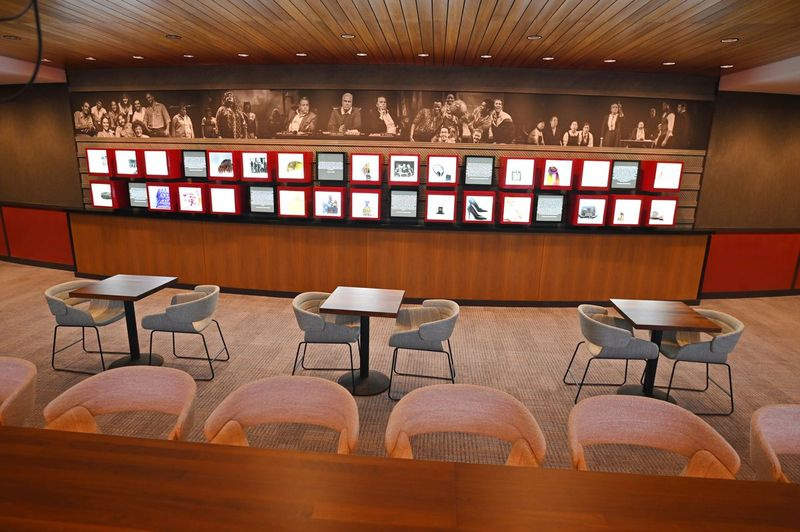 Der neue Barbereich im Obergeschoss des Bildungszentrums des Steppenwolf-Theaters befindet sich direkt gegenüber der Steppenwolf History Wall, die eine Sammlung von Artefakten und Erinnerungsstücken beherbergt. Die Ausstellung wird von Steppenwolf-Mitbegründer Gary Sinise gesponsert.
