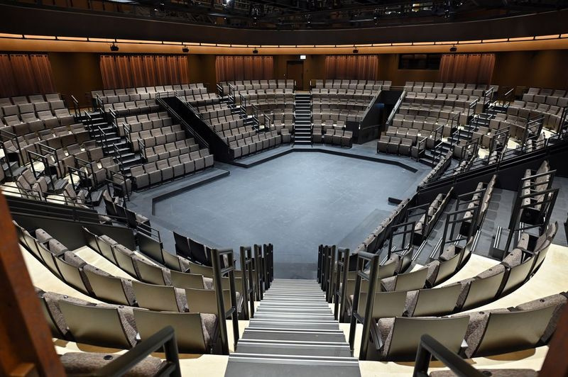 Das neue Ensemble Theater zu Ehren von Helen Zell ist das Herzstück von Steppenwolfs neuem Liz und Eric Lefkofsky Arts and Education Center. Das runde Theater stellt die Schauspieler in den Mittelpunkt eines 400 Zuschauer fassenden Publikums.