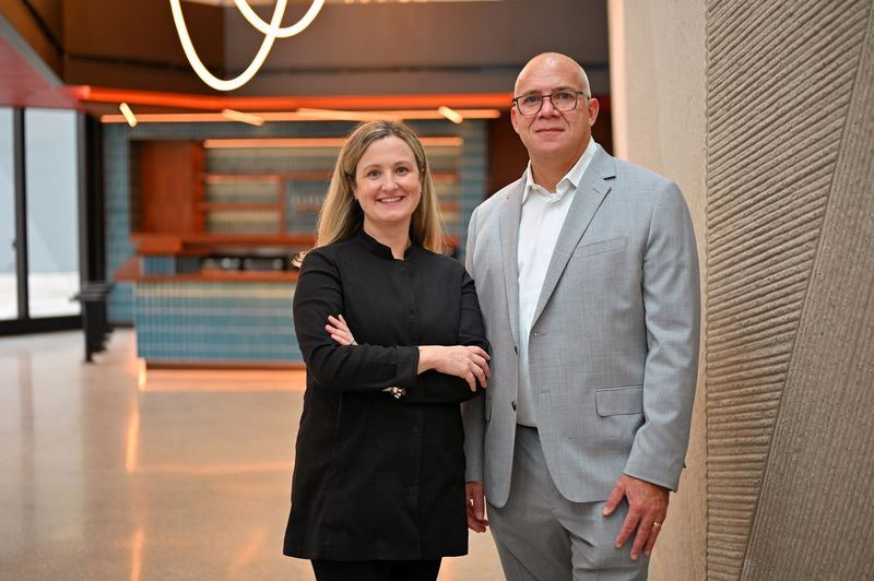 Brooke Flanagan, Executive Director der Steppenwolf Theatre Company, und der Architekt Gordon Gill von Adrian Smith + Gordon Gill Architecture werden Anfang dieses Monats auf dem neuen Campus des Steppenwolf Theatre in der Halsted Street fotografiert.