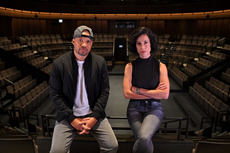 Die künstlerischen Regisseure von Steppenwolf Glenn Davis und Audrey Francis werden im neuen Round Theatre fotografiert, das die Bühne in den Mittelpunkt eines Publikums mit 400 Sitzplätzen stellt.