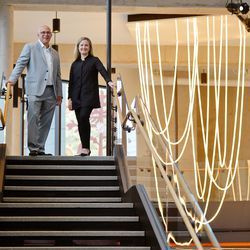 Brooke Flanagan (rechts), Executive Director der Steppenwolf Theatre Company, und Architekt Gordon Gill von Adrian Smith + Gordon Gill Architecture auf dem neuen Campus des Steppenwolf Theatre in 1650 N. Halsted St. in Chicago, 25. Oktober 2021.