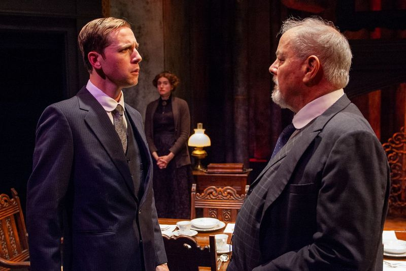 Janet (Christina Gorman, Mitte) sieht zu, wie John (Michael Holding, links) seinen Vater Rutherford (Francis Guinan) mit einer Erfindung konfrontiert, von der er glaubt, dass sie ihm in Rutherford and Son im TimeLine Theatre helfen wird, sich von der Familie zu lösen.