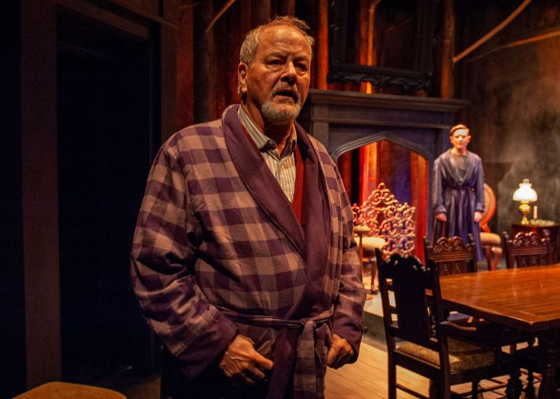 Rutherford (Francis Guinan, links) ist enttäuscht, dass seine Kinder, darunter Richard (August Forman), das Familienunternehmen in Rutherford and Son im TimeLine Theatre nicht weiterführen wollen.
