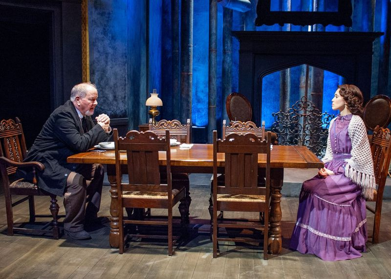 Mary (Rochelle Therrien) hat einen Vorschlag für Rutherford (Francis Guinan) in Rutherford and Son vom TimeLine Theatre.