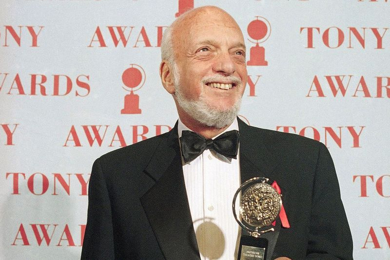 Nesta foto de arquivo de 1995, Harold Prince recebeu o prêmio Tony de melhor diretor em musical para Show Boat.