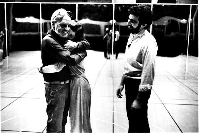O diretor Hal Prince (à esquerda) compartilha um momento mais leve com as estrelas de Evita Valerie Perri e John Herrera no primeiro ensaio da companhia de Chicago no Shubert Theatre na década de 1980.