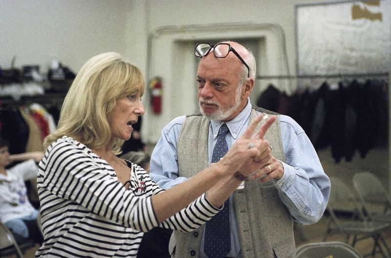 Nesta foto de arquivo de 5 de novembro de 1993, o diretor Harold Prince, à direita, conversa com a coreógrafa Gillian Lynne durante os ensaios para a próxima produção de O Fantasma da Ópera em São Francisco, em Nova York.