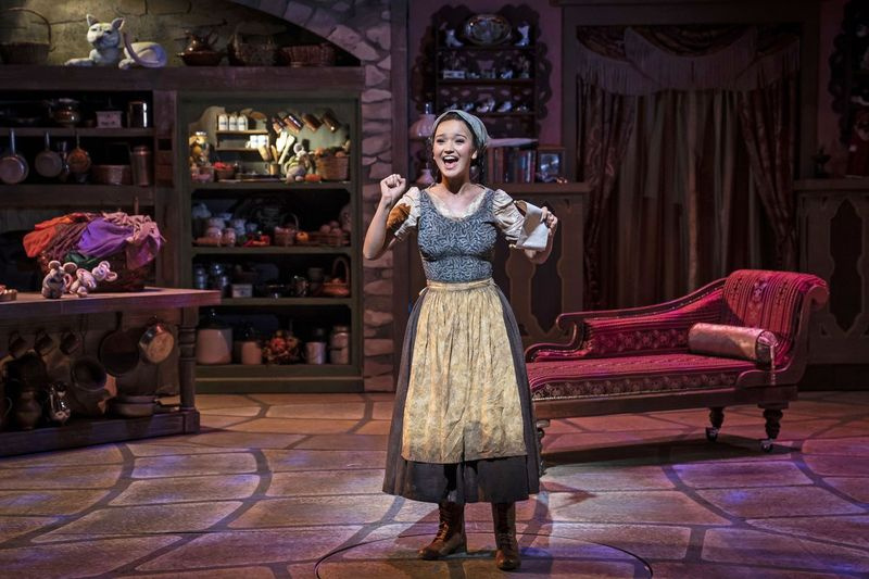 Mikayla Renfrow debiutuje w Paramount Theatre w tytułowej roli Kopciuszka.