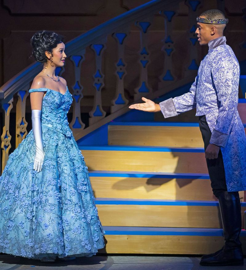 Cinderella (Mikayla Renfrow) i Prince Christopher (Markcus Blair) spotykają Cute na balu w produkcji Cinderella w Paramount Theatre, w reżyserii Brendy Didier.