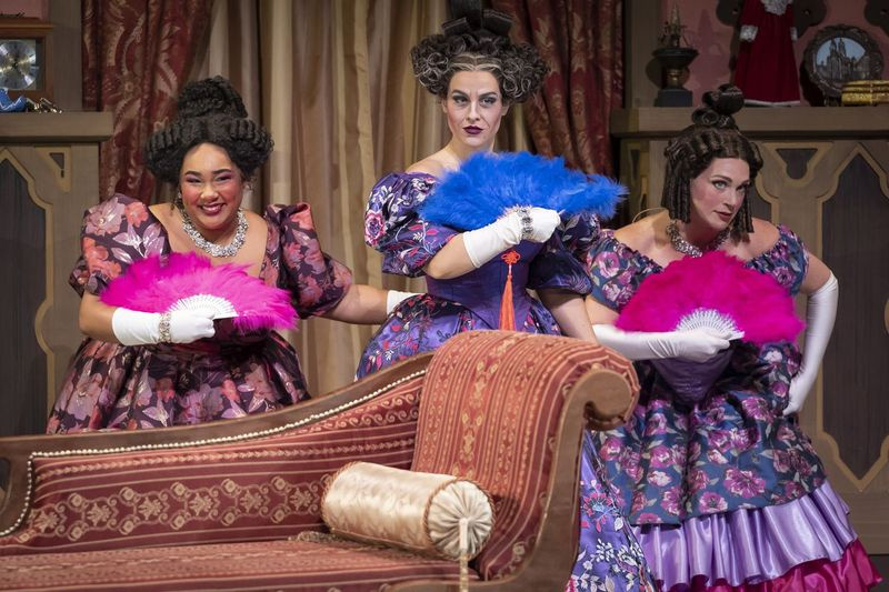 Sarah Bockel (w środku) gra złą macochę Kopciuszka, Tiffany T. Taylor (po lewej) jest przyrodnią siostrą Joy, a Jacquelyne Jones gra przyrodnią siostrę Grace w Kopciuszku Paramount Theatre.